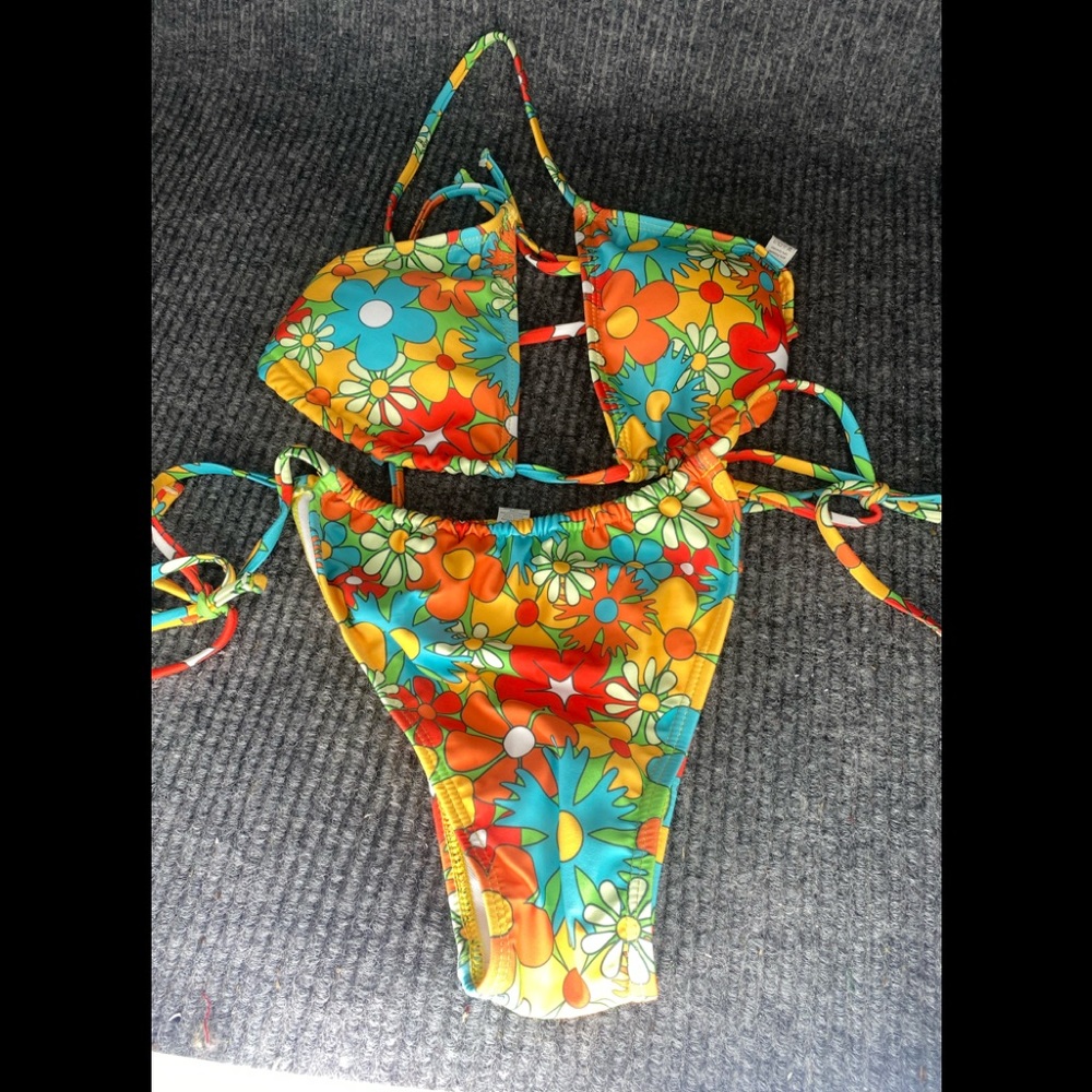 New floral retro string bikini size large